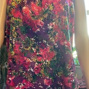 “SEMANTIKS” BEAUTIFUL FLORAL SHORT SLEEVE SILKY DETAILED COLLAR. SIZE LARGE